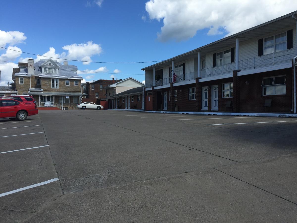 Colonial Hotel-Motel Buckhannon Екстериор снимка
